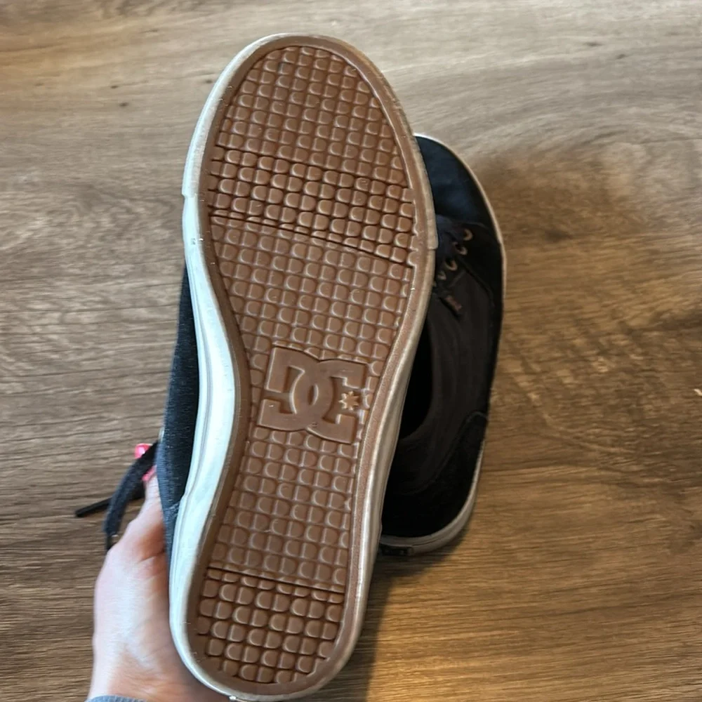 DC mid top sneakers size 6